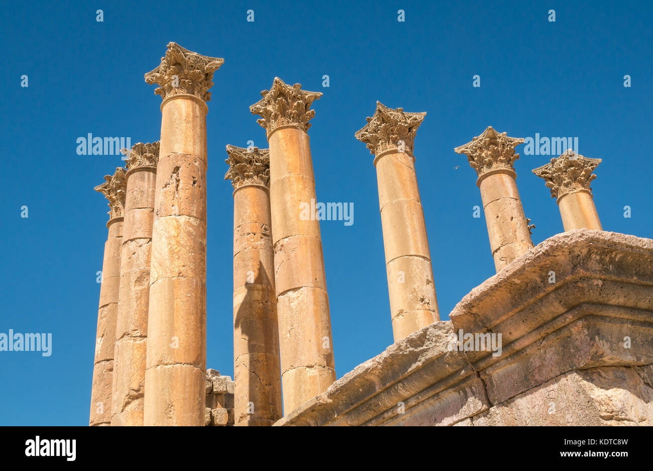 Colonne corinzie al tempio di Artemide nella città romana di Jerash, antica Gerasa, sito archeologico nel nord della Giordania, Medio Oriente Foto Stock