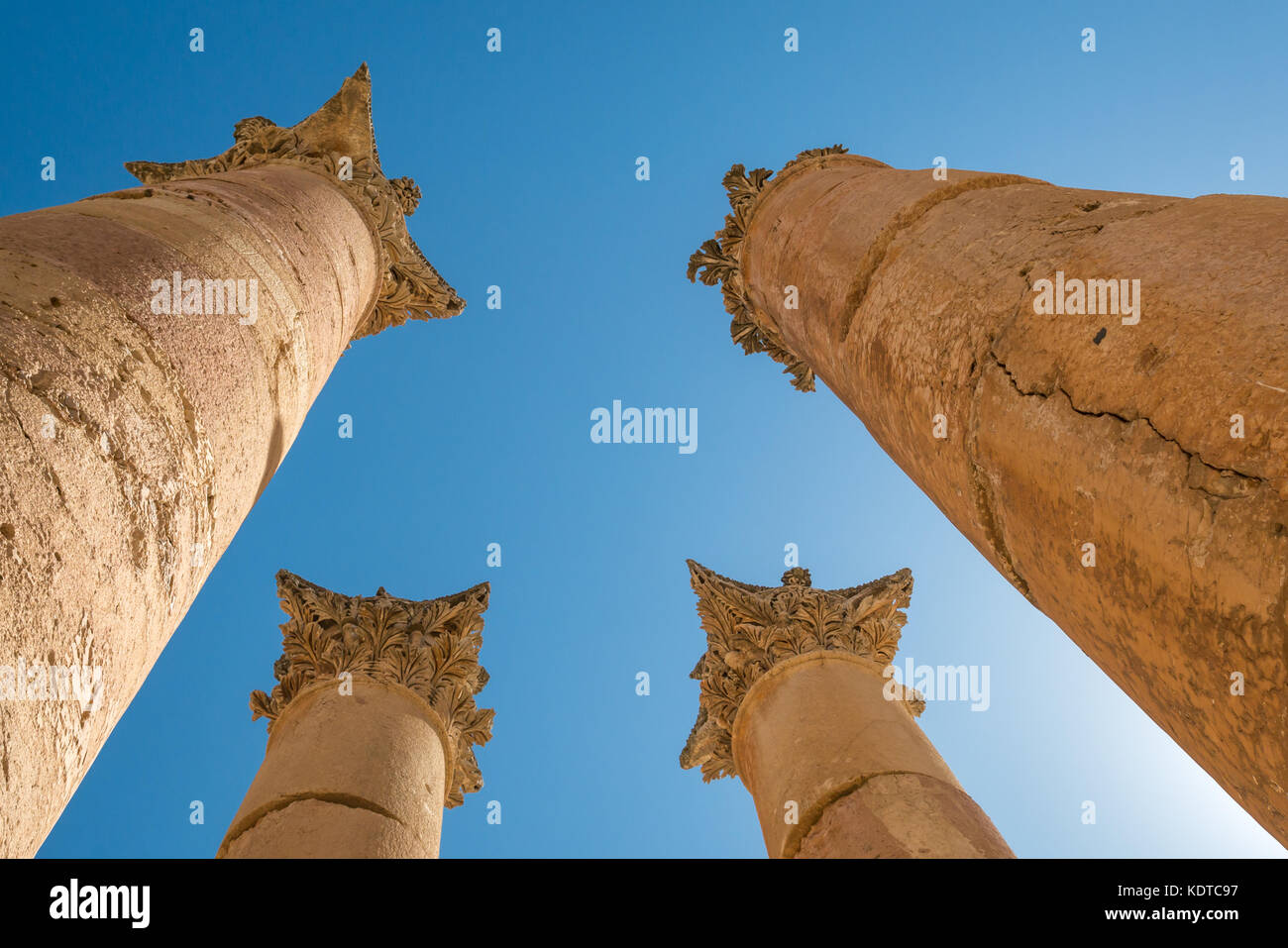 Alte colonne corinzie con foglie di acanto decorazioni scolpite, città romana di Jerash, antica Gerasa, sito archeologico, Giordania, Medio Oriente Foto Stock