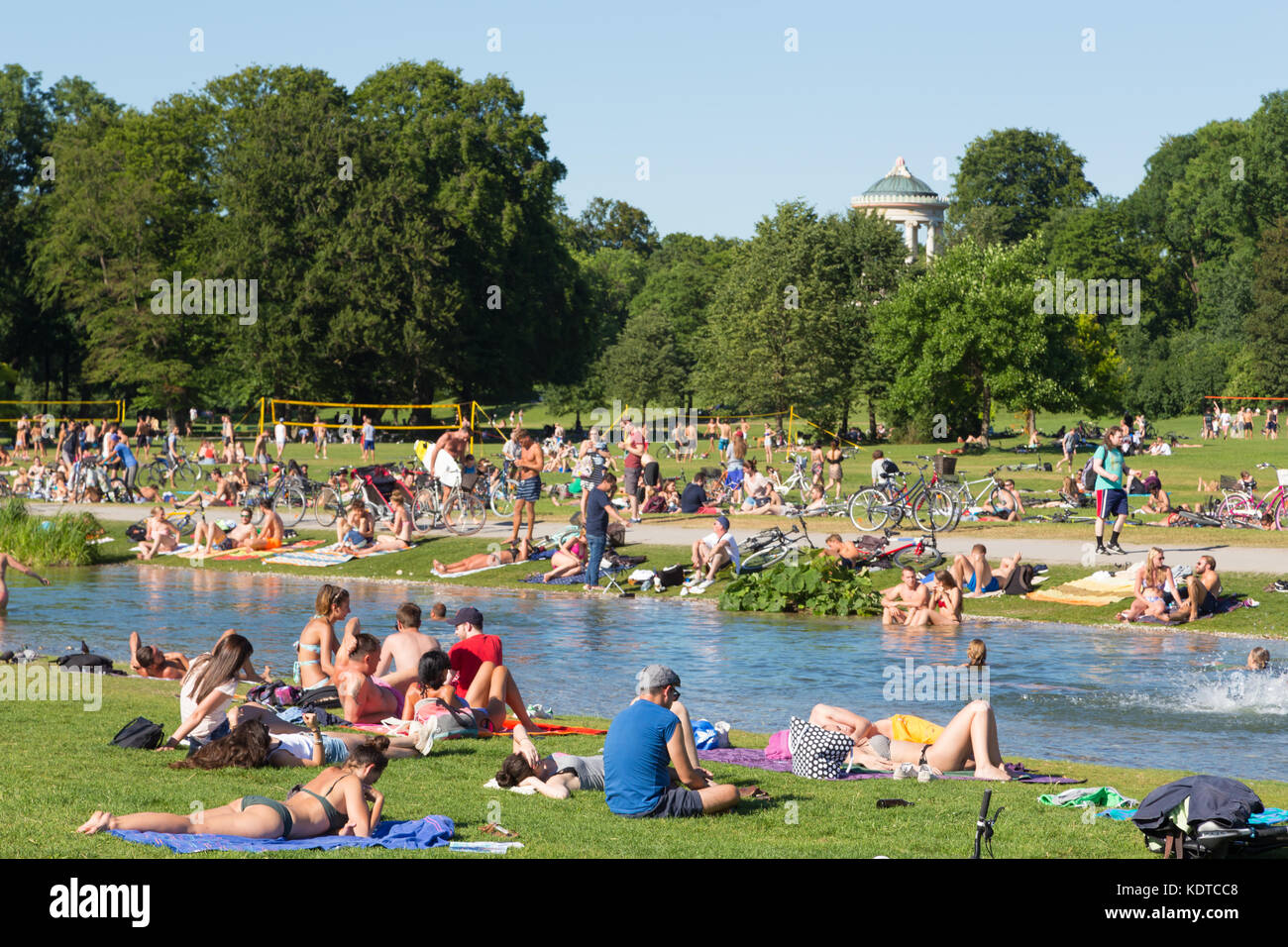 Le persone che si godono il giorno di estate in Englischer Garten City Park a Monaco di Baviera, Germania. Foto Stock