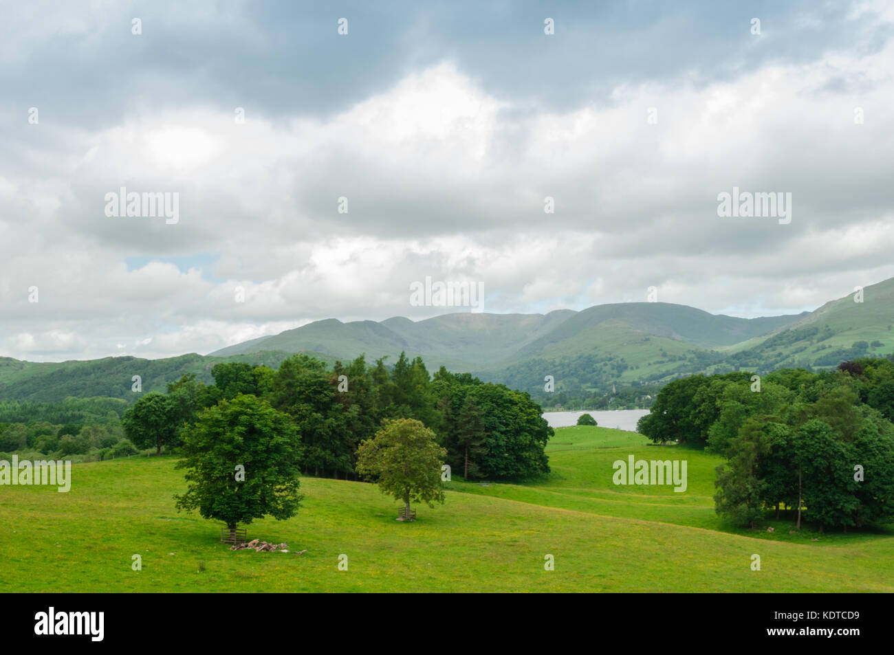 Lake District Il Fairfield Horseshoe da Wray Castle Cumbria,vista sul lago di Windermere al Fairfield sopra a ferro di cavallo in Ambleside Foto Stock