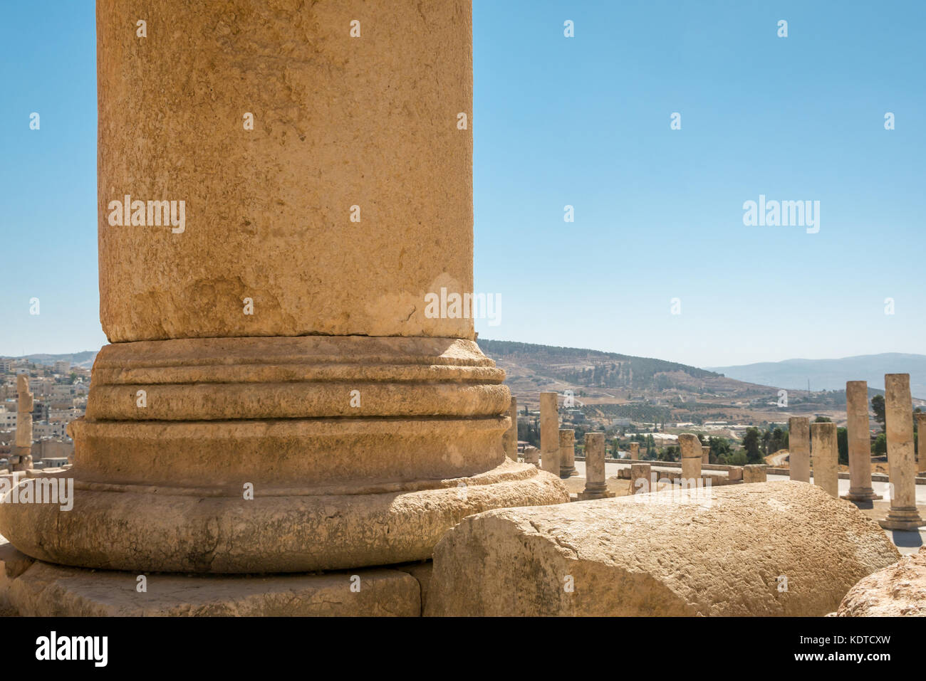 Basamento di una colonna corinzie, Tempio di Artemide, città romana di Jerash, antica Gerasa, sito archeologico, Giordania, Medio Oriente Foto Stock