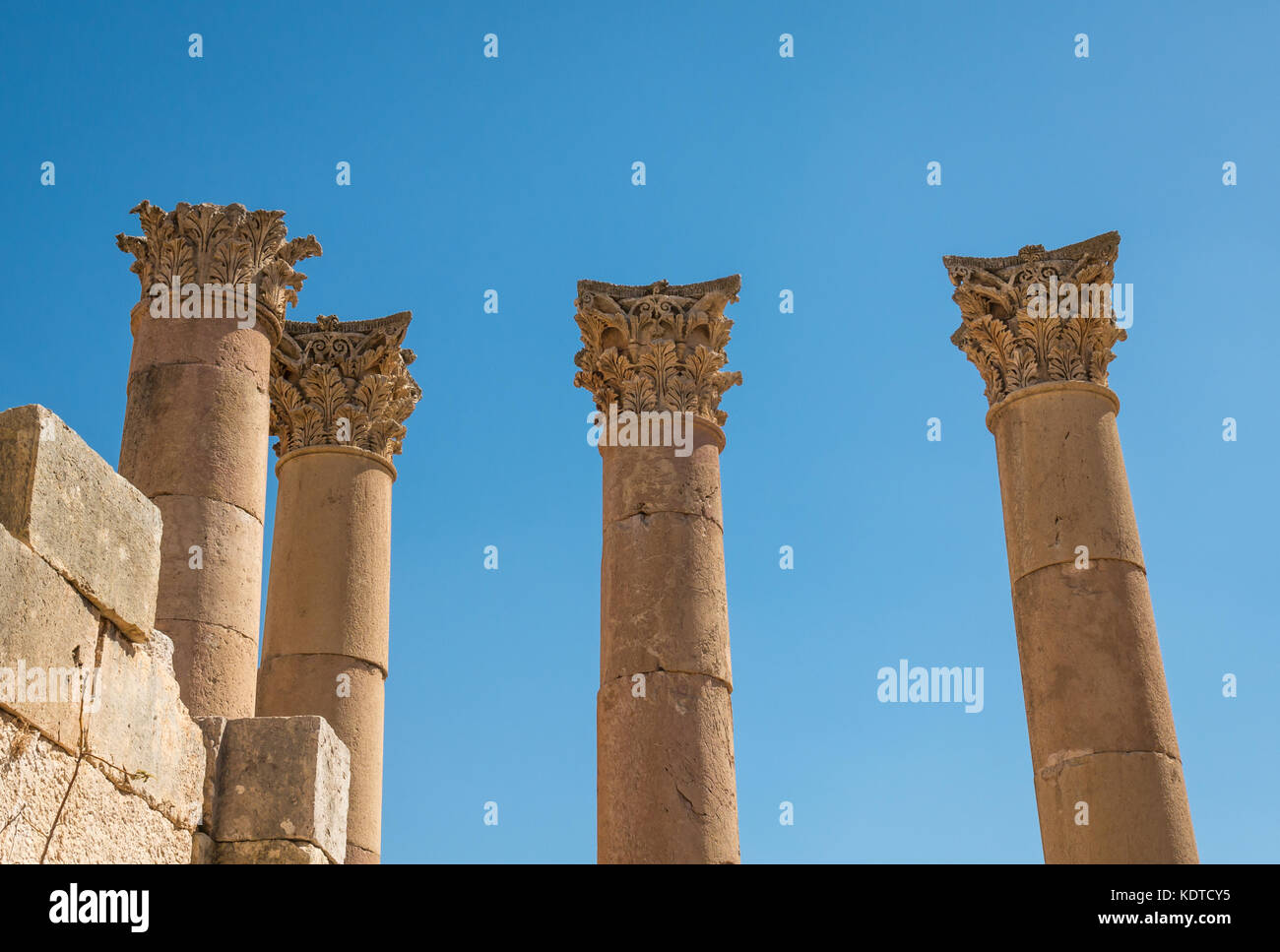 Il Tempio di Artemide, cercando fino ad alte colonne corinzie con foglie di acanto decorazioni scolpite, città romana Jerash sito archeologico, Giordania, Medio Oriente Foto Stock