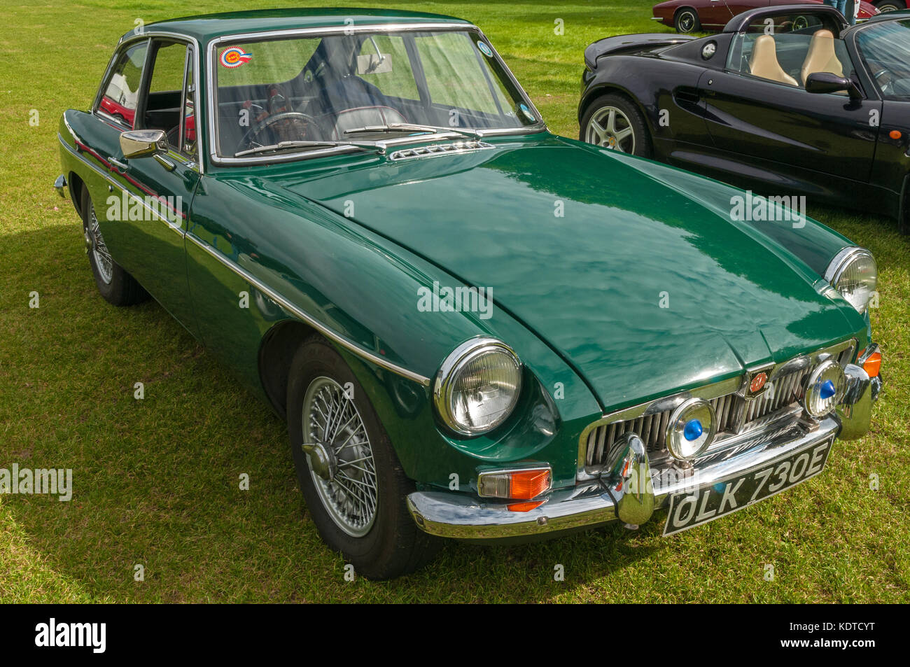 Green MBG GT, Hull, East Yorkshire, Inghilterra, 11 giugno 2017, Classic British MG Sports Car, vista laterale e frontale della verde MGB GT sport car Foto Stock