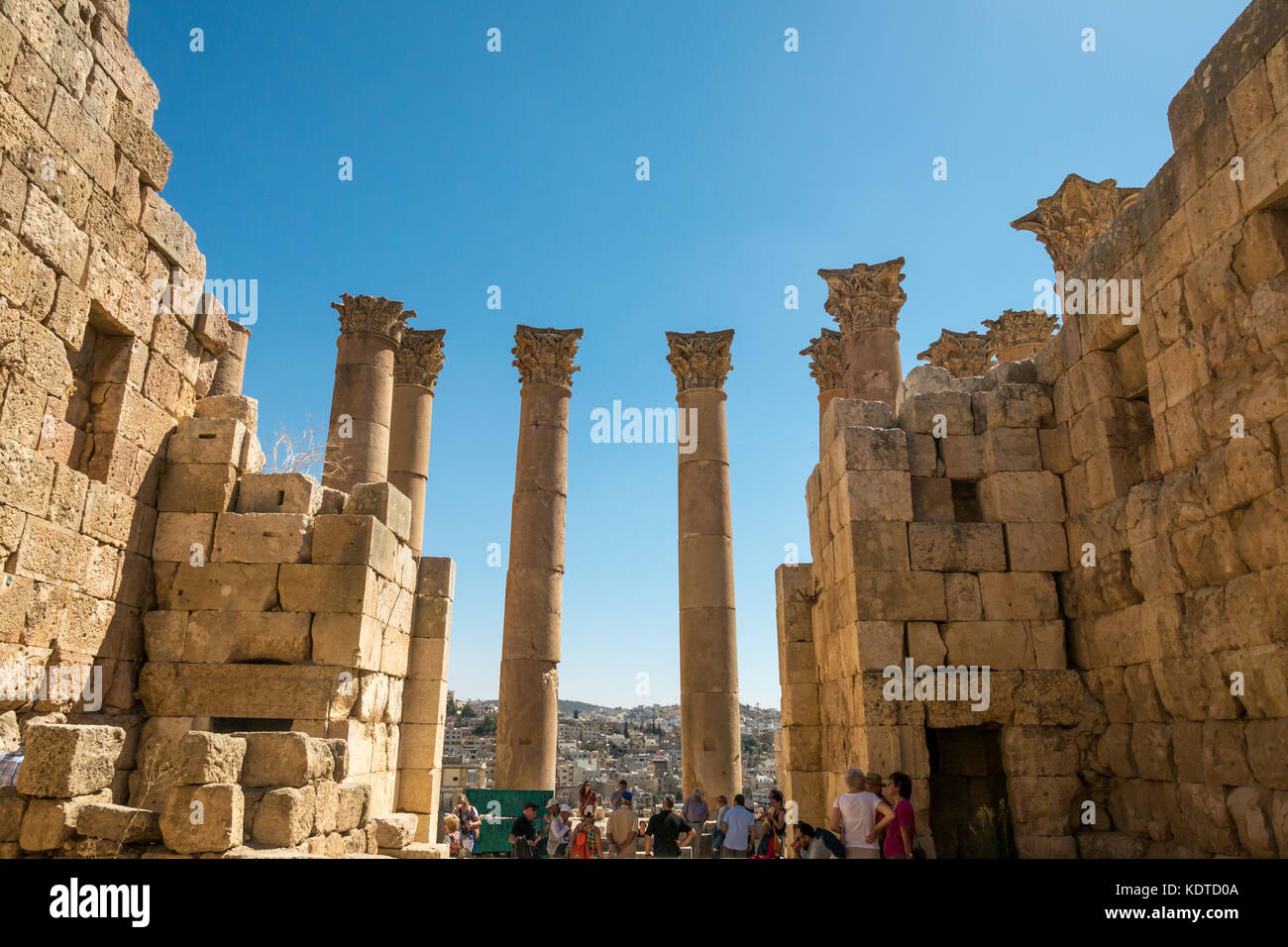 I turisti al tempio di Artemide, città romana di Jerash, antica Gerasa, sito archeologico nel nord della Giordania, Medio Oriente Foto Stock