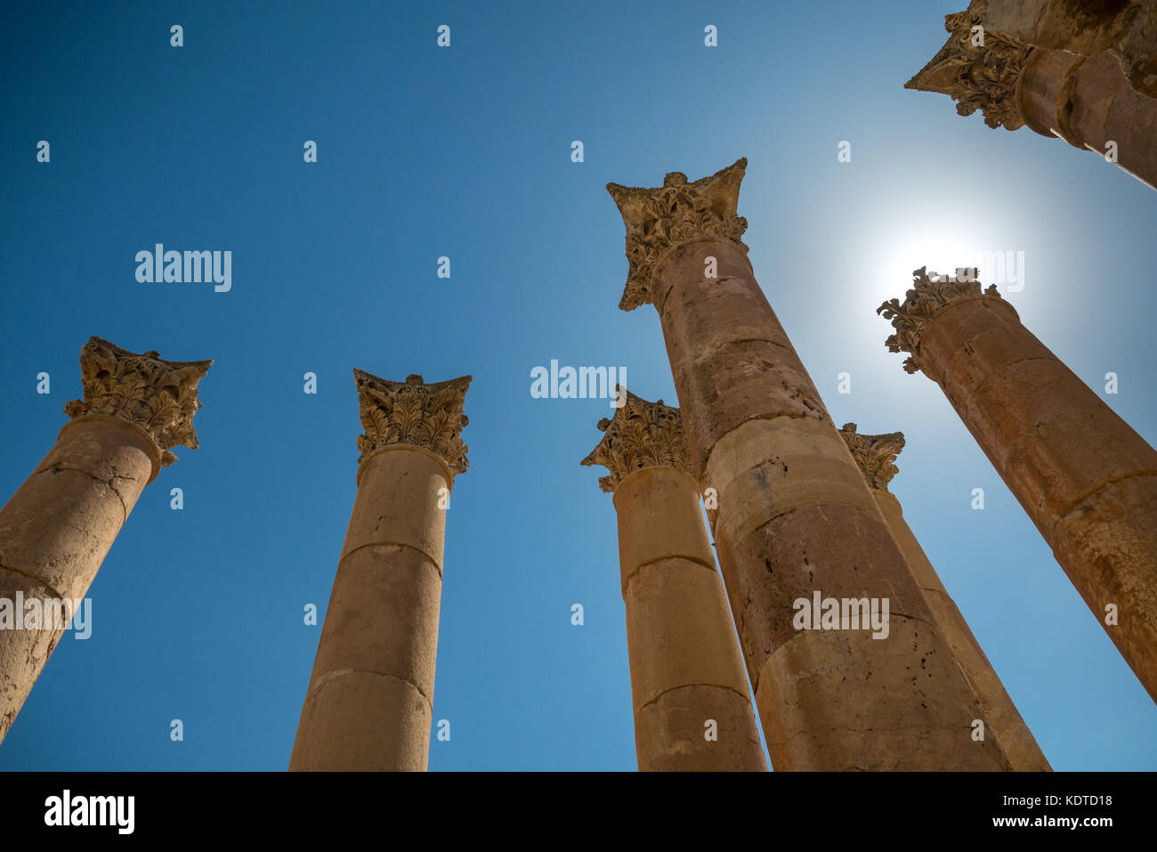 Il Tempio di Artemide cercando fino a colonne corinzie con foglie di acanto e decorazione sunburst, città romana Jerash, sito archeologico, Giordania, Medio Oriente Foto Stock