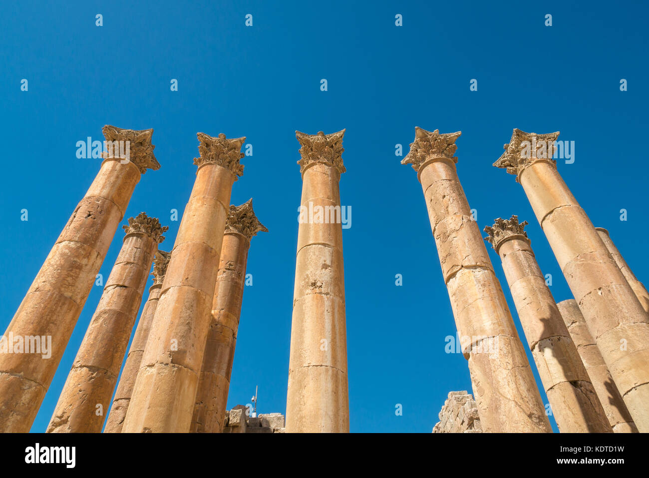 Il Tempio di Artemide, cercando fino ad alte colonne corinzie con foglie di acanto decorazioni scolpite, città romana Jerash sito archeologico, Giordania, Medio Oriente Foto Stock