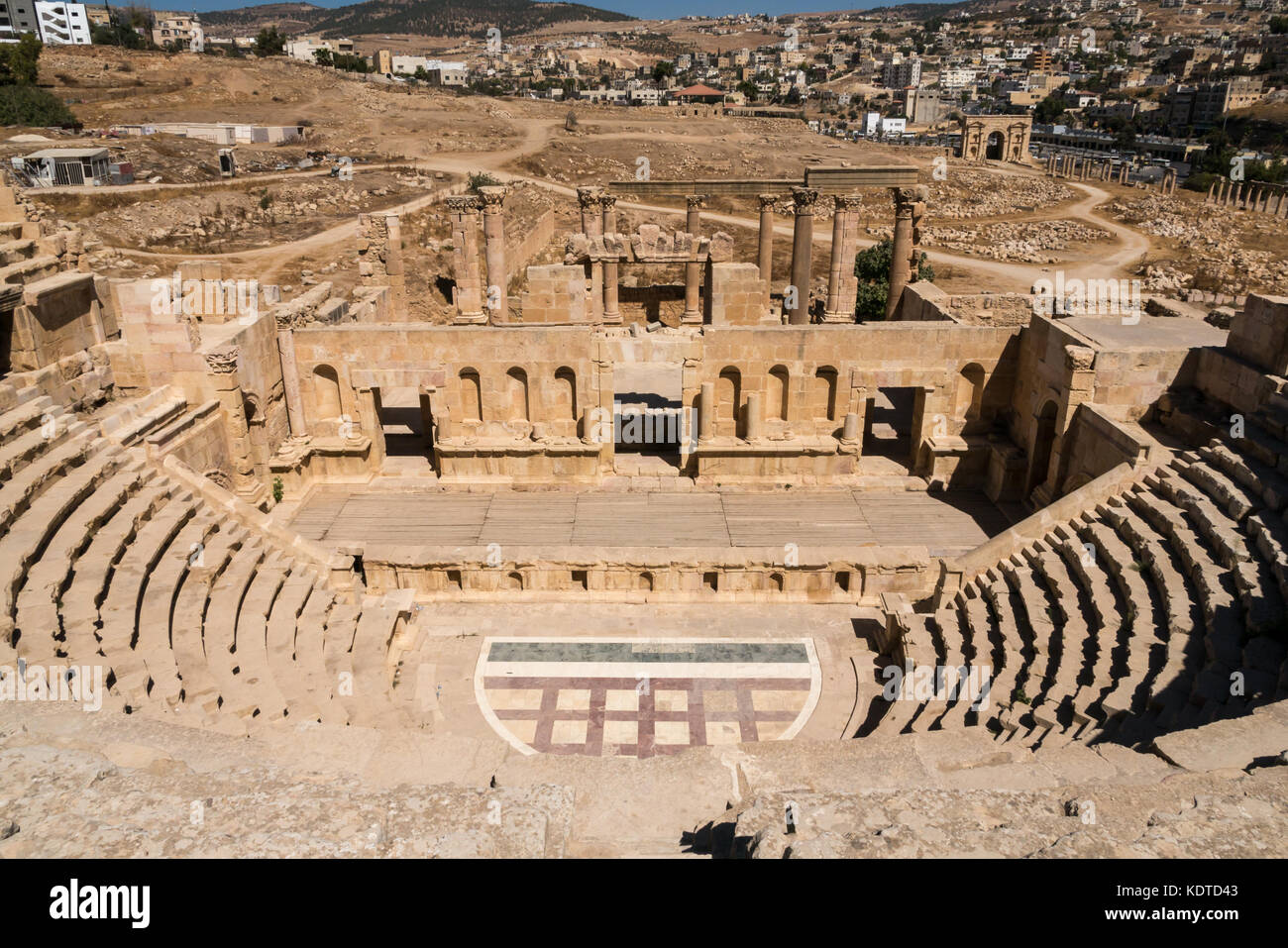 Vista dalla cima del Nord Teatro anfiteatro, città romana di Jerash, antica Gerasa, sito archeologico nel nord della Giordania, Medio Oriente Foto Stock
