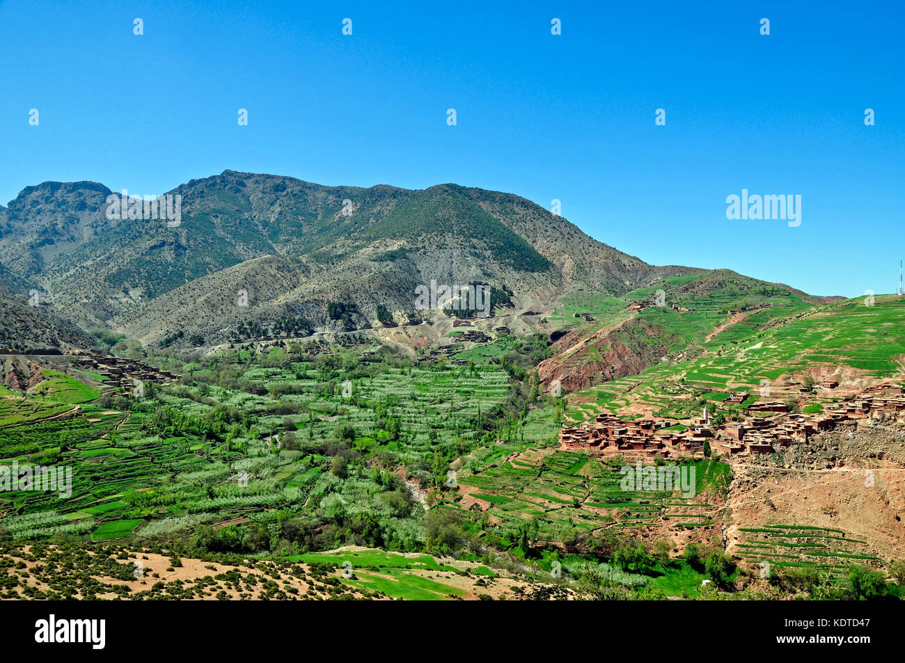 Vista di un villaggio marocchino in alto atlante in una giornata di sole Foto Stock