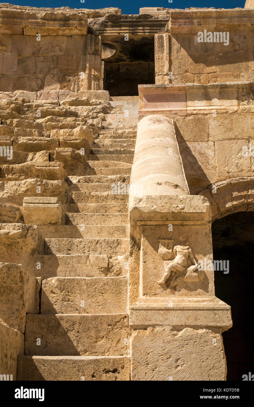 Ricerca di gradini ripidi, Nord Theateramphitheater con dettagli scolpiti, città romana di Jerash, antica Gerasa, sito archeologico, Giordania, Medio Oriente Foto Stock