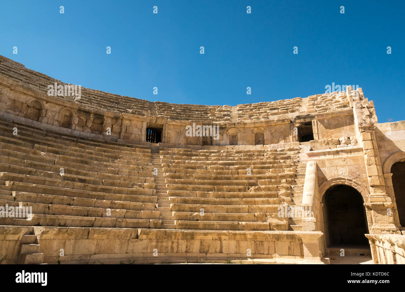 Posti a sedere e della procedura riportata di seguito nella parte nord di teatro e anfiteatro romano della città di Jerash, antica Gerasa, un sito archeologico, Giordania, Medio Oriente Foto Stock