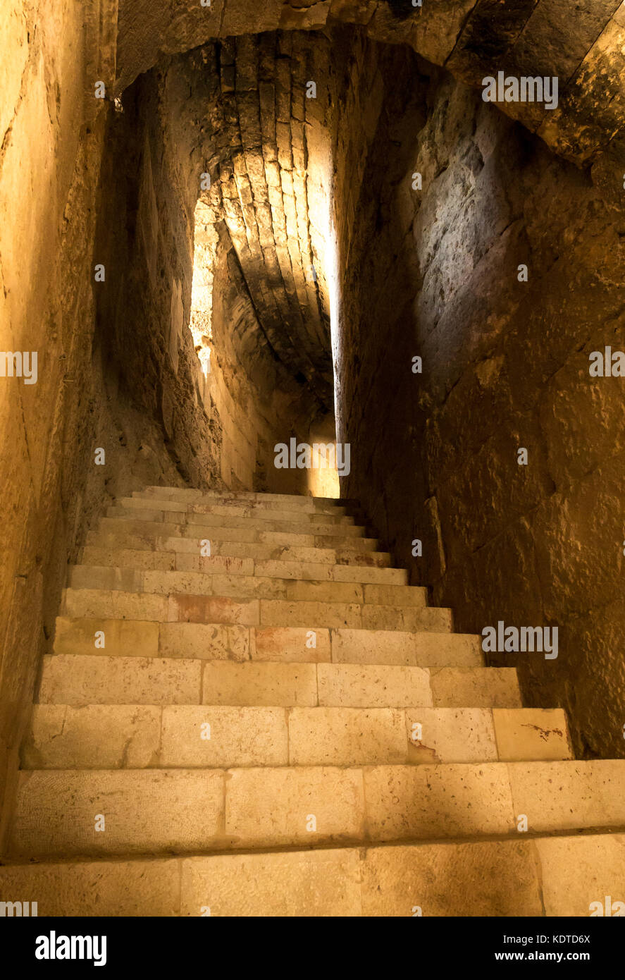 Tunnel interno e i passaggi per la parte superiore del Nord Theateamphitheater, città romana di Jerash, antica Gerasa, sito archeologico nel nord della Giordania, Medio Oriente Foto Stock