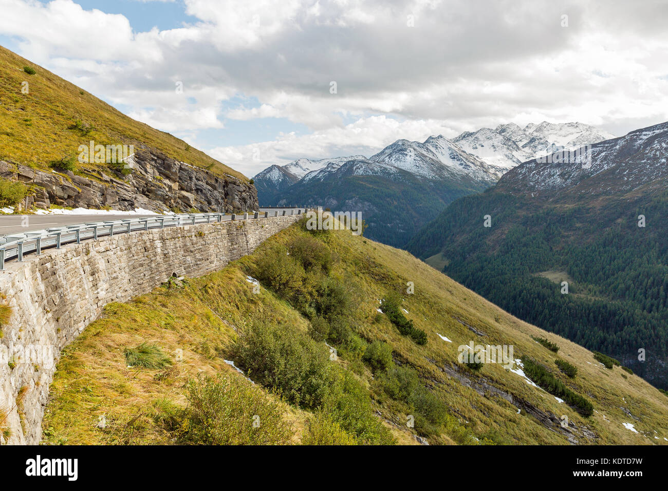 Grossglockner Strada alpina nelle Alpi austriache. Montagne Paesaggio vicino a Kaiser Franz Josef glacier. Foto Stock