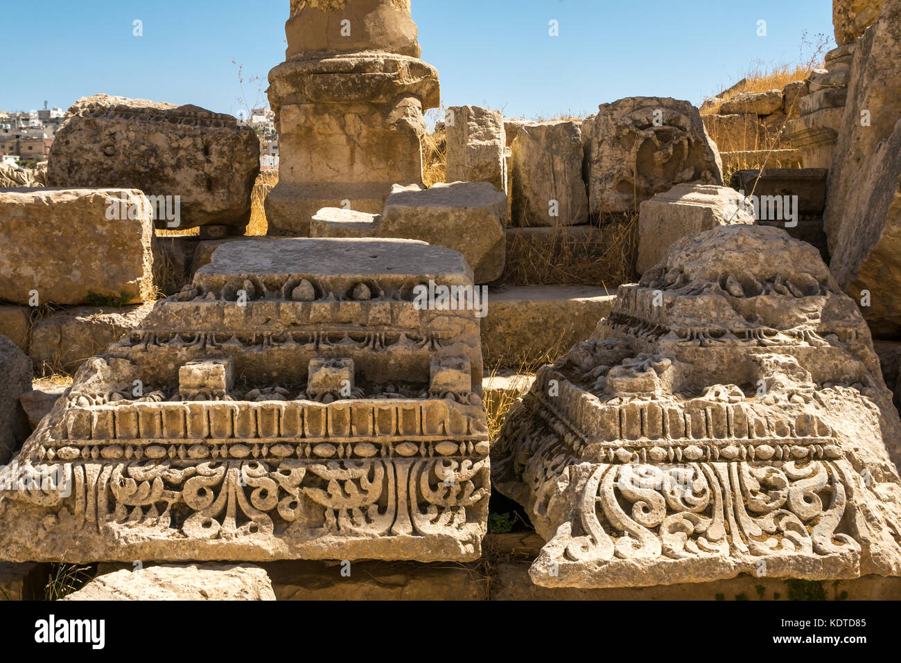 Close up dettaglio rovinato sculture in pietra, città romana di Jerash, antica Gerasa, sito archeologico nel nord della Giordania, Medio Oriente Foto Stock