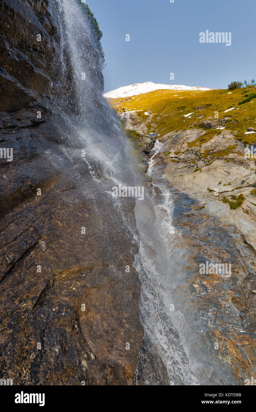 Pittoresca cascata alpina, Grossglockner Strada alpina nelle Alpi austriache vicino a Kaiser Franz Josef glacier. Foto Stock