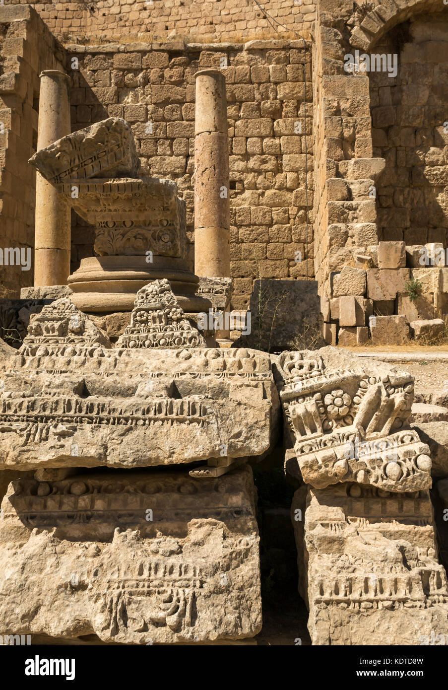 Close up dettaglio rovinato sculture in pietra, città romana di Jerash, antica Gerasa, sito archeologico nel nord della Giordania, Medio Oriente Foto Stock