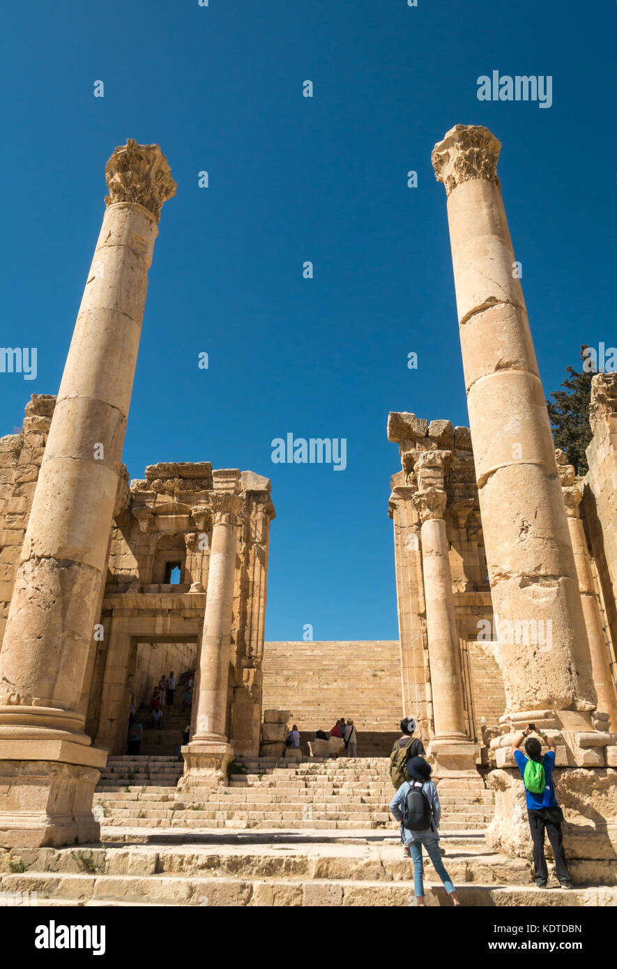 I turisti di scattare le foto tra le rovine della città romana di Jerash antica Gerasa, sito archeologico nel nord della Giordania, Medio Oriente Foto Stock