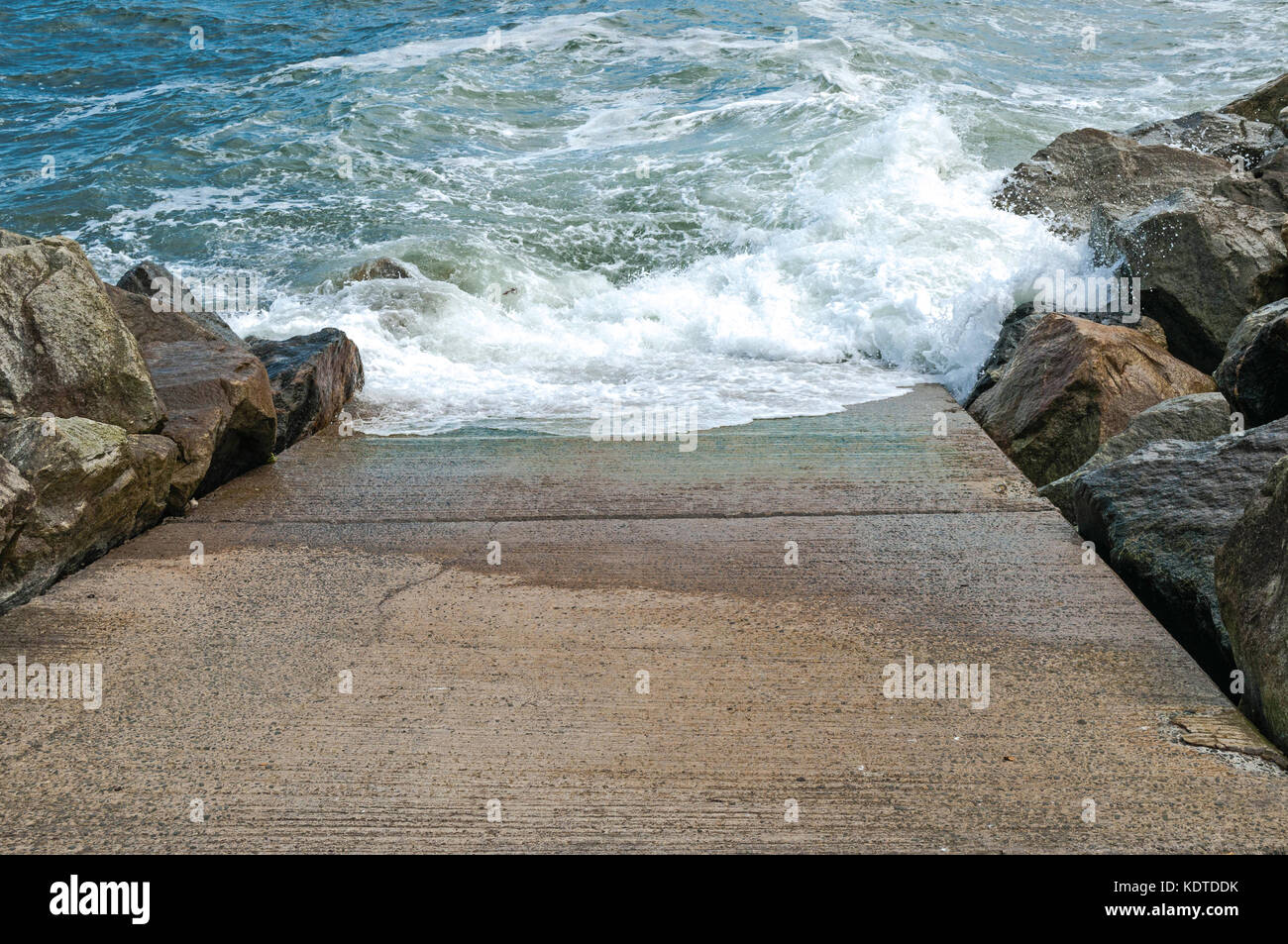 Scalo lavato dalle onde dell'oceano Foto Stock