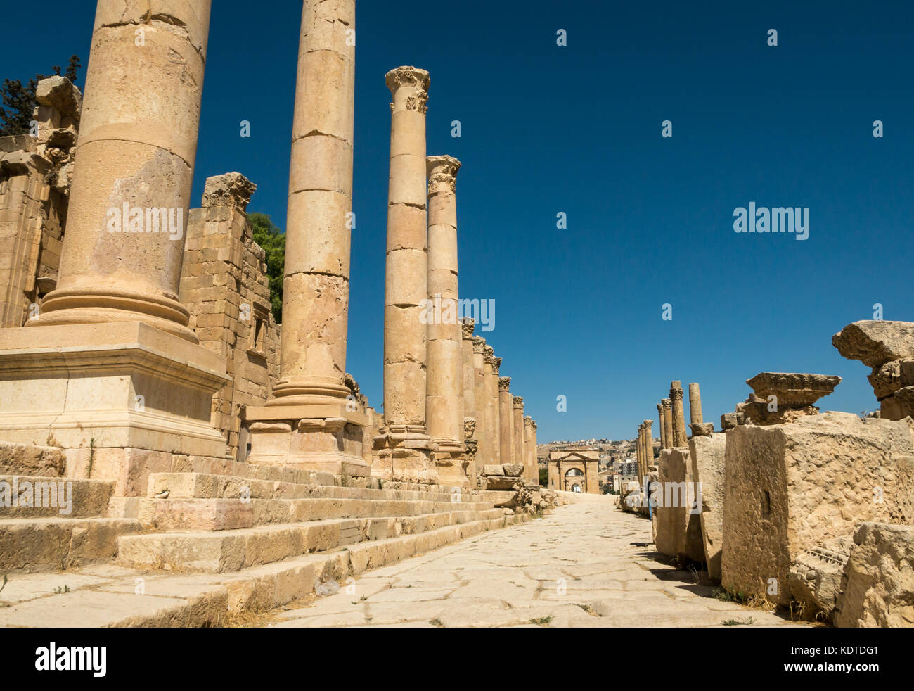 Vista del Cardo pavimentata con colonne corinzie a nord di Porta Romana, rovina della città di Jerash, antica Gerasa, sito archeologico in Giordania, Medio Oriente Foto Stock