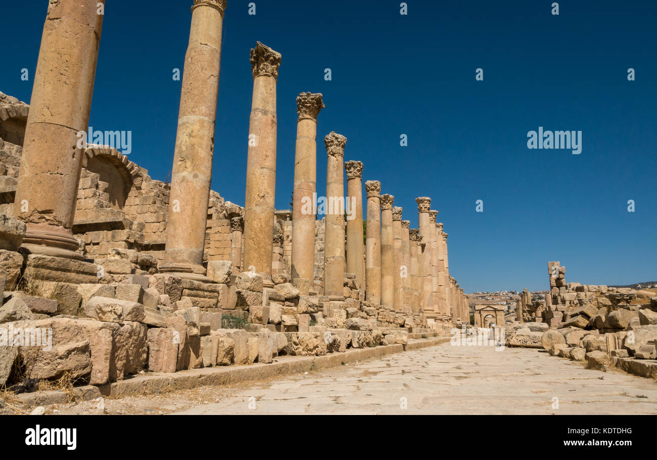 Vista del Cardo pavimentata con colonne corinzie a nord di Porta Romana, rovina della città di Jerash, antica Gerasa, sito archeologico in Giordania, Medio Oriente Foto Stock