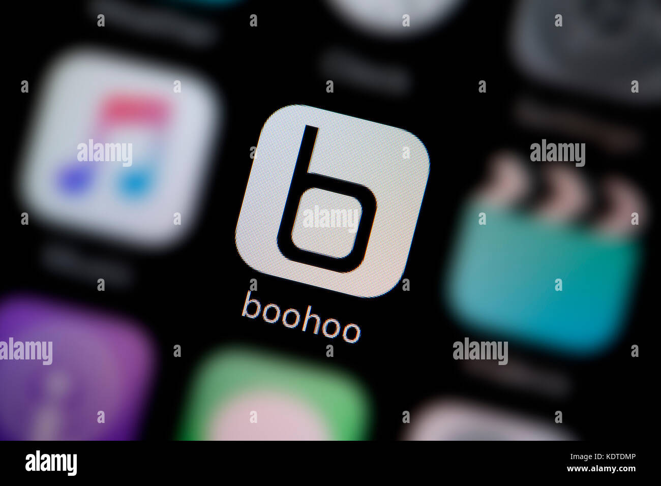 Una inquadratura ravvicinata del logo che rappresenta la Boohoo Icona app, come si vede sullo schermo di un telefono intelligente (solo uso editoriale) Foto Stock