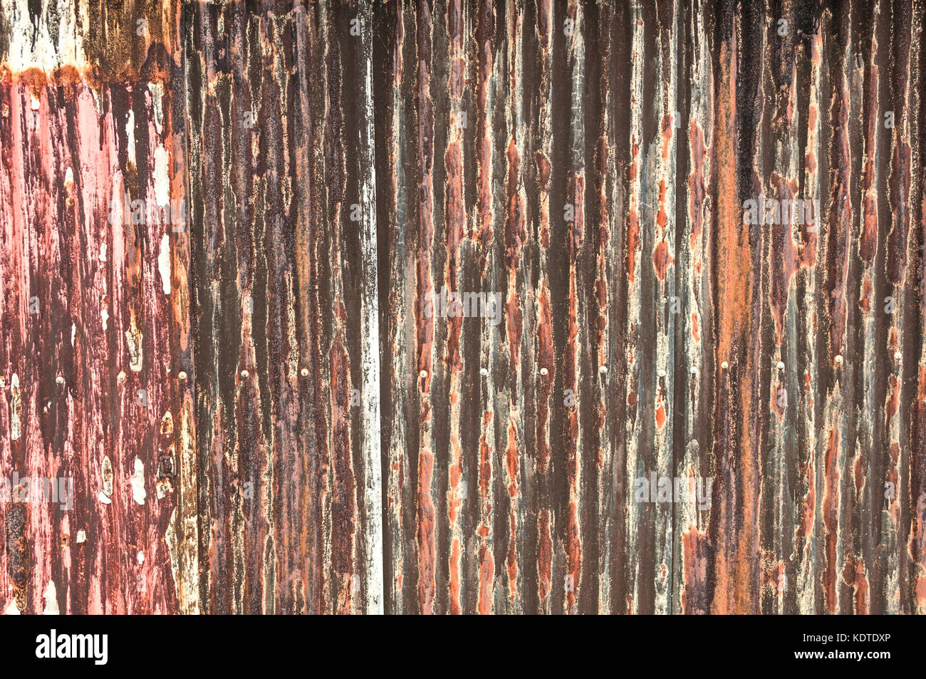 Vecchio arrugginito metallo ondulato sullo sfondo Foto Stock