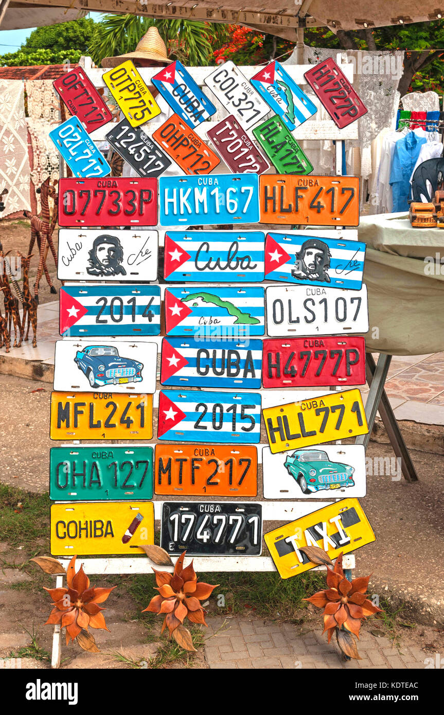 Souvenir targhe di veicoli cuba, Guardalavaca, Cuba, 16 giugno ,2015, targhe di veicoli al mercato cubano, parte della gamma limitata di souvenir Foto Stock