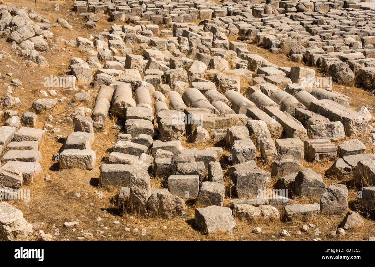 Numerate pietre scavate stabiliti per la ricostruzione, la città romana di Jerash antica Gerasa, sito archeologico, Giordania, Medio Oriente Foto Stock