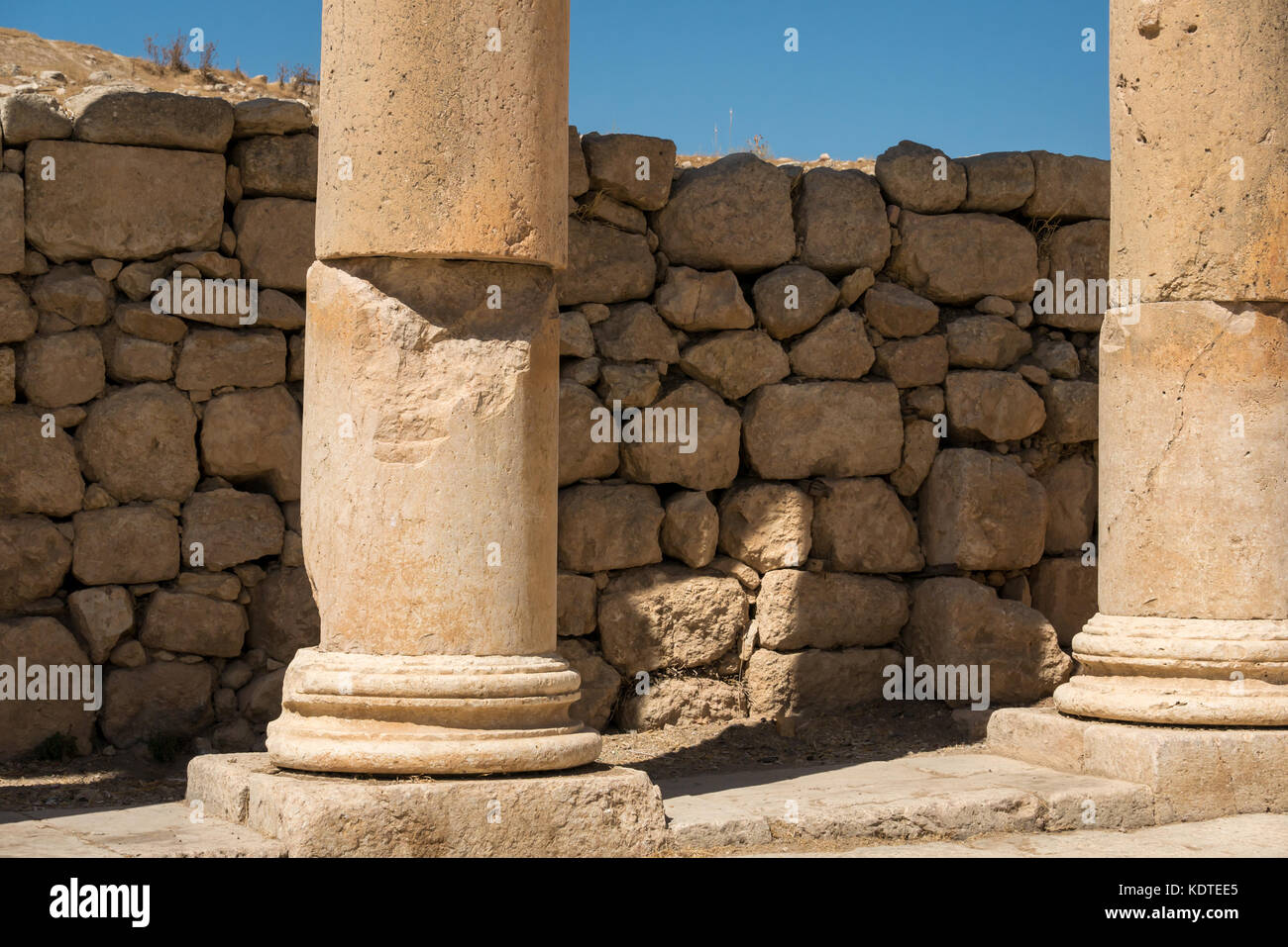 Dettaglio delle pietre usurata nella colonna e terremoto movimento, città romana di Jerash, antica Gerasa, sito archeologico nel nord della Giordania, Medio Oriente Foto Stock