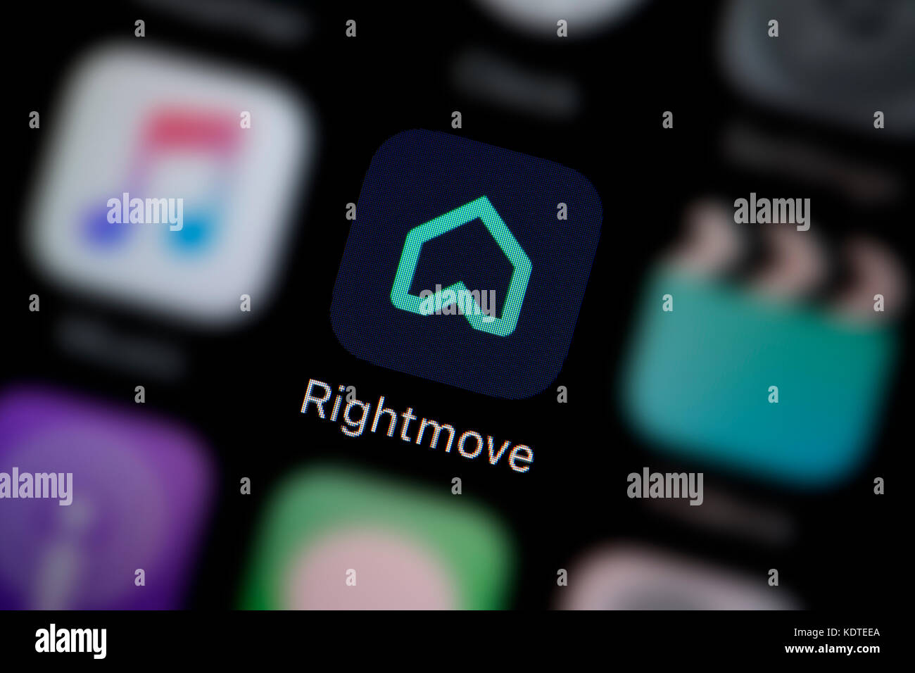 Una inquadratura ravvicinata del logo che rappresenta la Rightmove Icona app, come si vede sullo schermo di un telefono intelligente (solo uso editoriale) Foto Stock