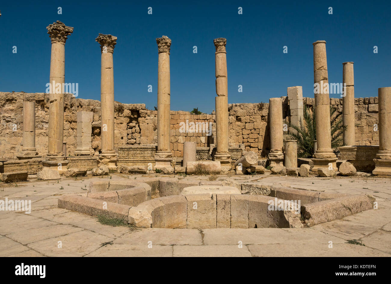 Il Macellum, agora o mercato, cortile con fontana cruciforme, città romana di Jerash, sito archeologico nel nord della Giordania, Medio Oriente Foto Stock