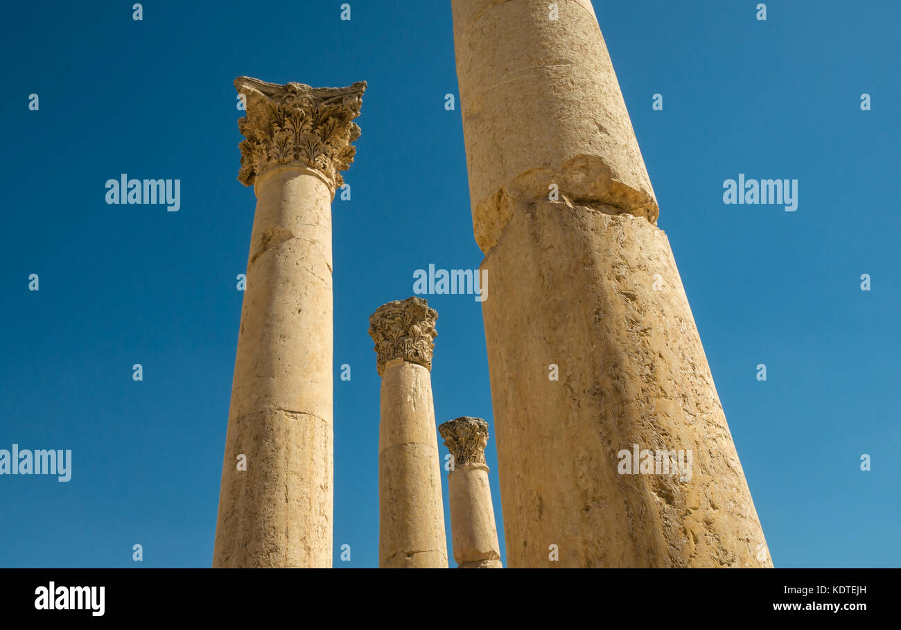Alte colonne corinzie con foglie di acanto decorazioni scolpite, città romana di Jerash, antica Gerasa, un sito archeologico, Giordania, Medio Oriente Foto Stock
