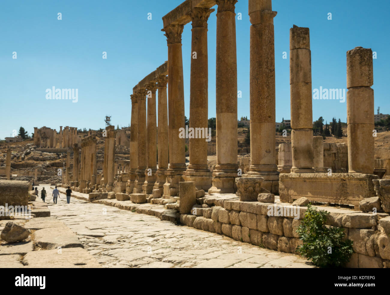 I turisti a piedi lungo il Cardo, città romana di Jerash antica Gerasa, sito archeologico e di attrazione turistica, Giordania, Medio Oriente Foto Stock