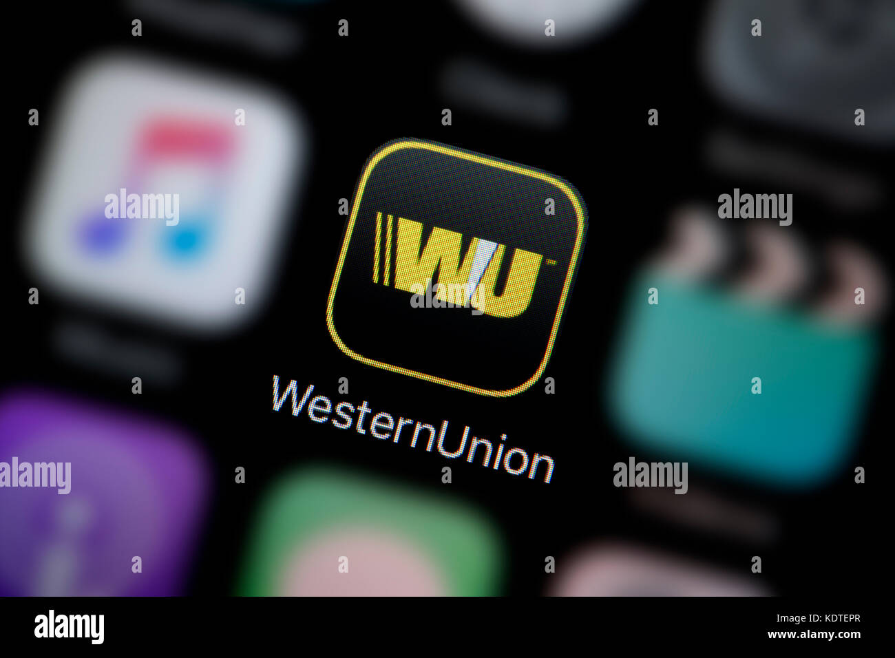 Una inquadratura ravvicinata del logo che rappresenta la Western Union Icona app, come si vede sullo schermo di un telefono intelligente (solo uso editoriale) Foto Stock