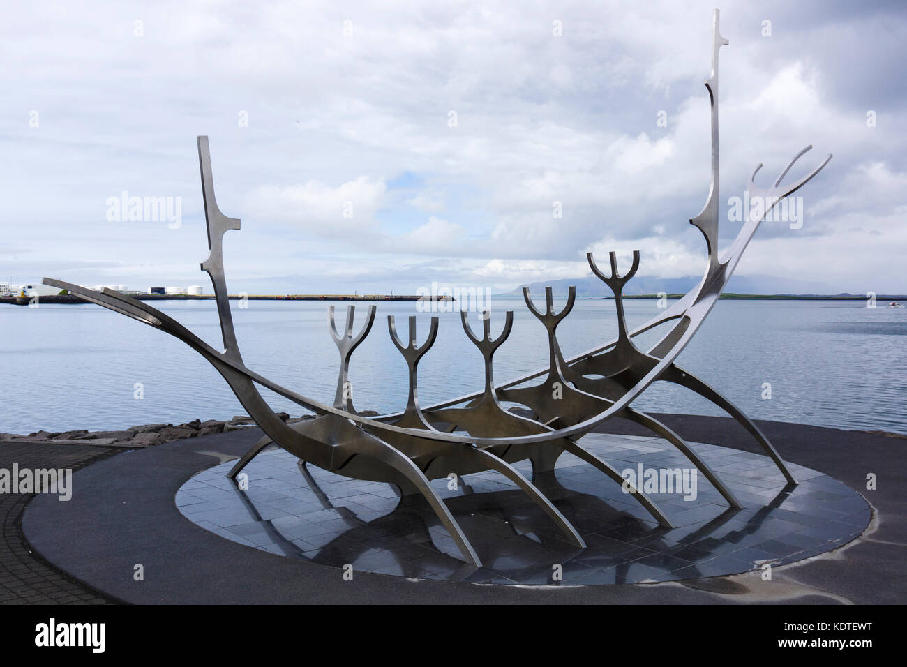 'ólfar' ('Sun Voyager'), scultura di Jón Gunnar Árnason. Reykjavík, Islanda. Foto Stock