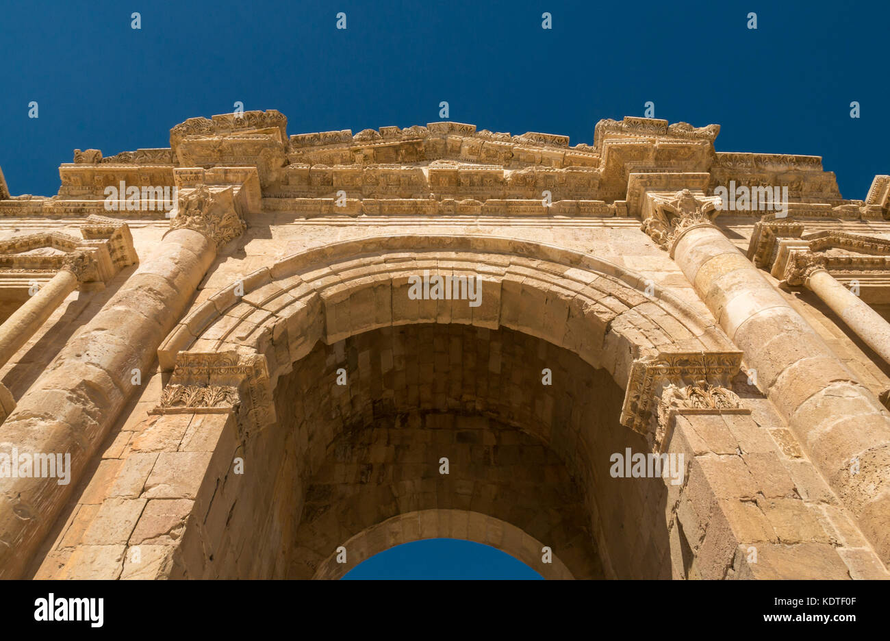 L'Arco di Adriano porta, all'estremità meridionale della città romana di Jerash antica Gerasa, un sito archeologico e di attrazione turistica, Giordania, Medio Oriente Foto Stock