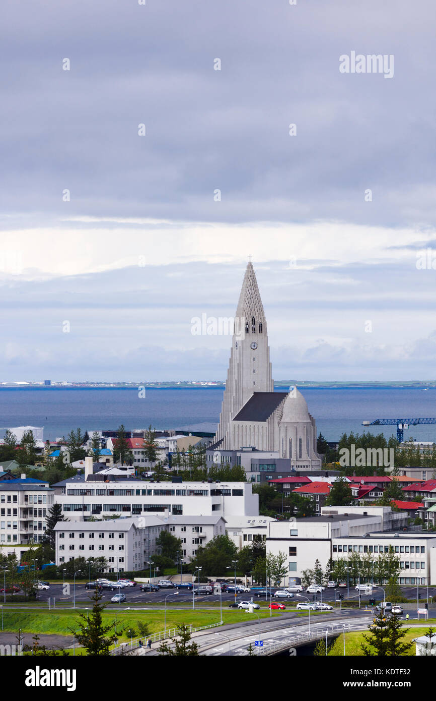 Vista verso la chiesa di Hallgrímskirkja dal ponte panoramico di Perlan. Reykjavík, Islanda. Foto Stock