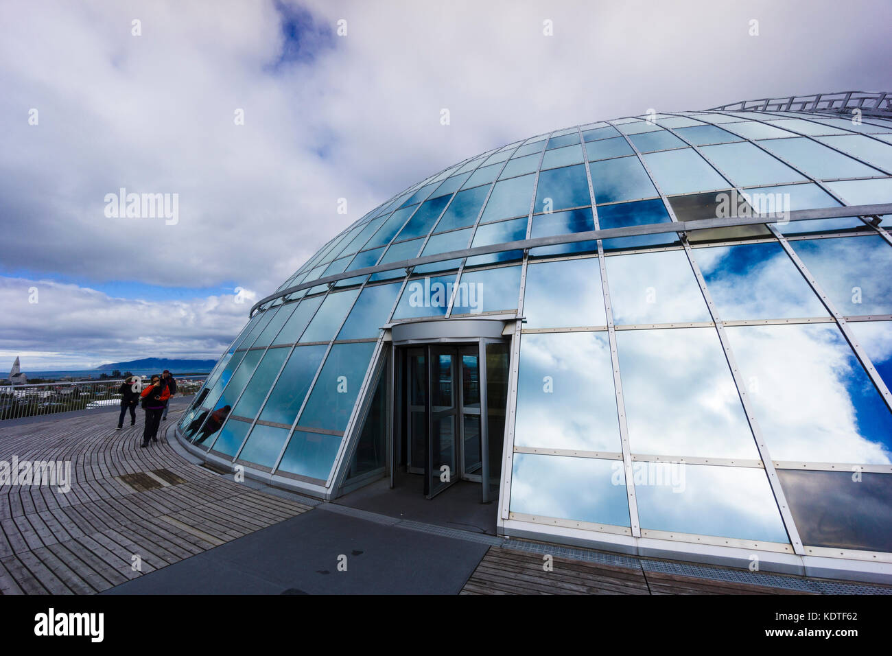 Cupola di vetro di Perlan sulla cima di sei vasche d'acqua geotermiche sulla collina di Öskjuhlíð, Reykjavík, Islanda. Foto Stock