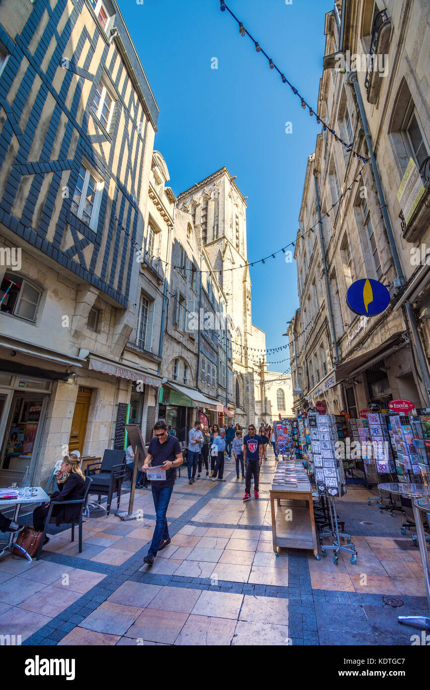 Lastricata area di passeggio tra negozi nel centro storico di la rochelle, Francia. Foto Stock