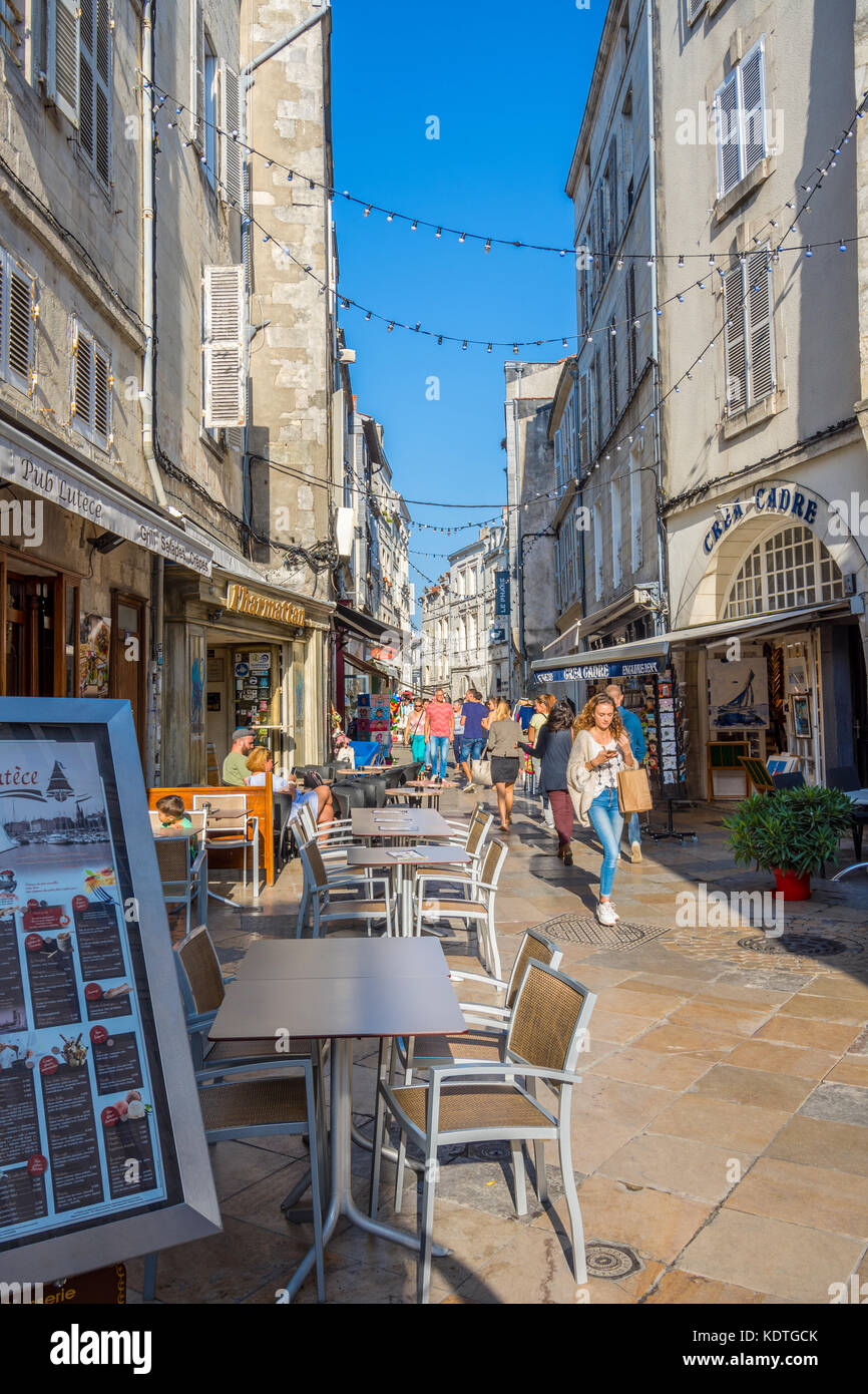 Lastricata area di passeggio tra negozi nel centro storico di la rochelle, Francia. Foto Stock