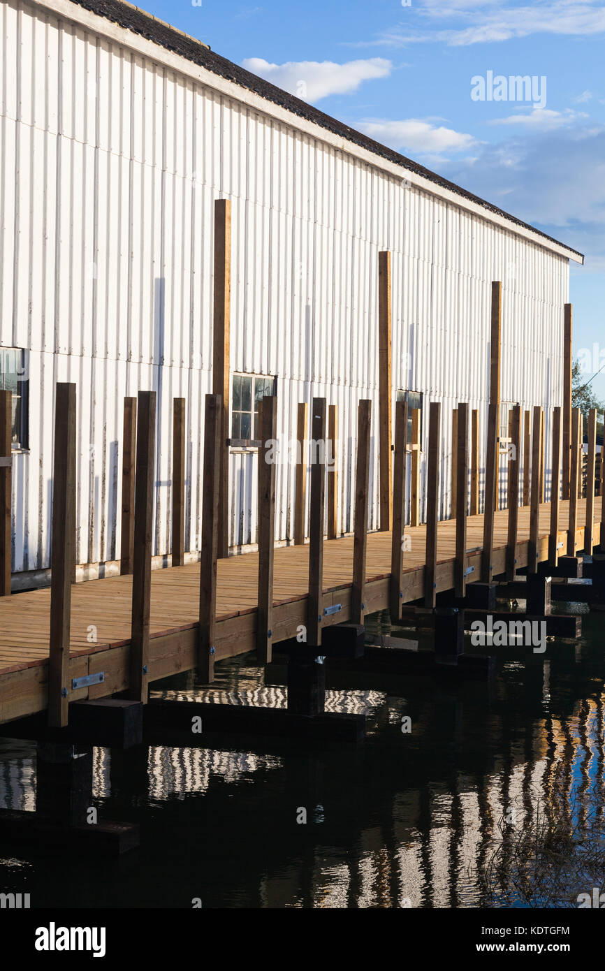 La ricostruzione di una passerella di marine per accedere a un vecchio net loft sul fiume Fraser in steveston, Canada Foto Stock