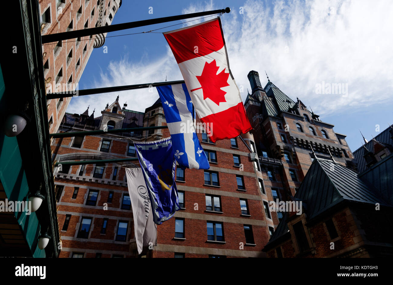 Bandiera del Quebec (Fleur de Lys) e la bandiera canadese (Maple Leaf) volare al di fuori del Hotel Chateau Frontenac a Quebec City, in Canada Foto Stock