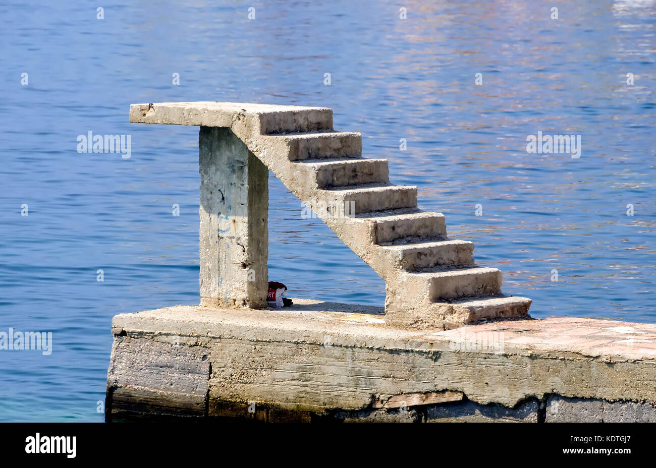 Saranda diving stand stairway to Nowhere Saranda, Contea di Valona, Albania. Foto Stock