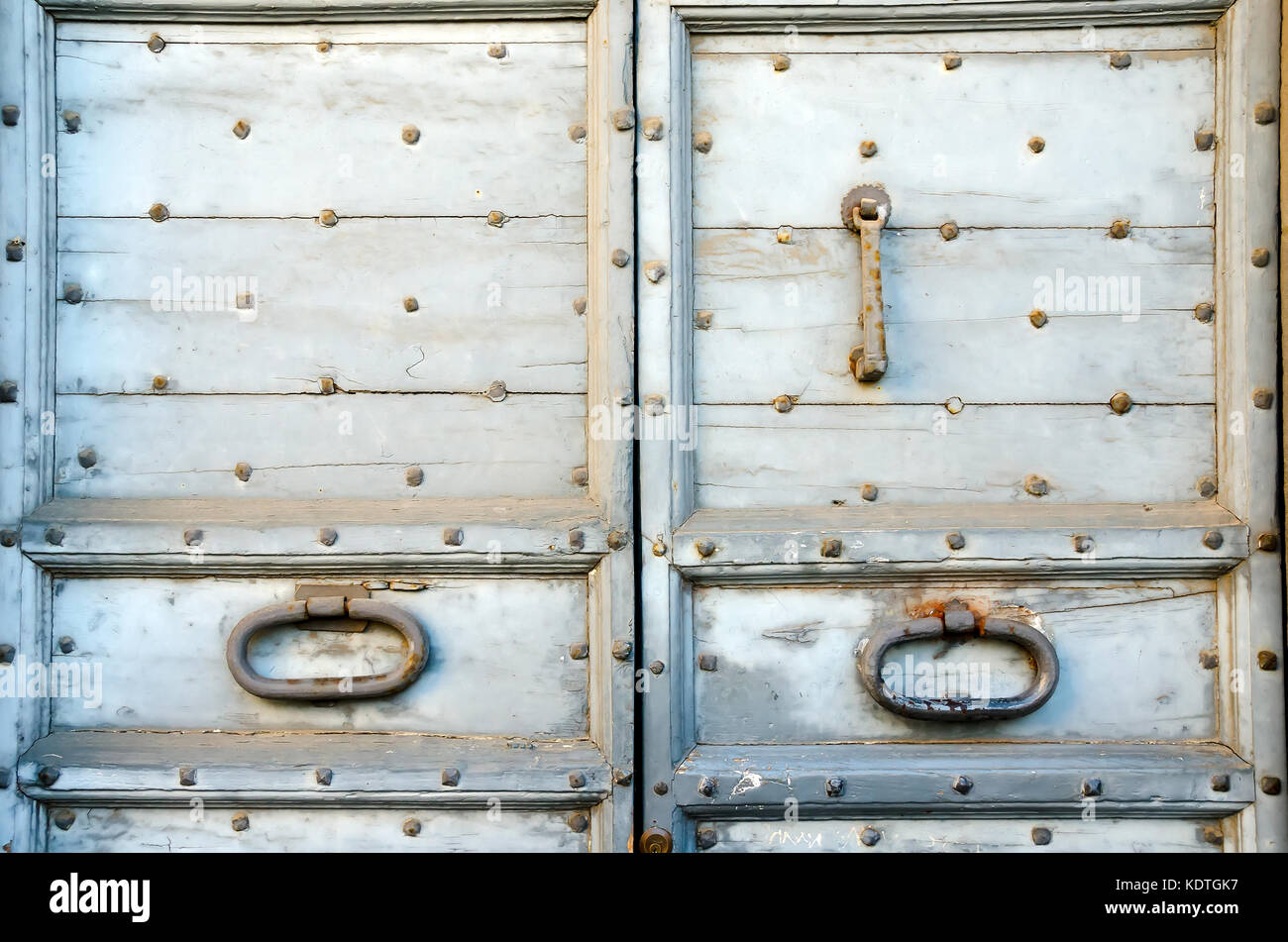 Vecchia porta a spiovente con antiche hardware, Tuscania, provincia di Viterbo, Lazio, Italia Foto Stock