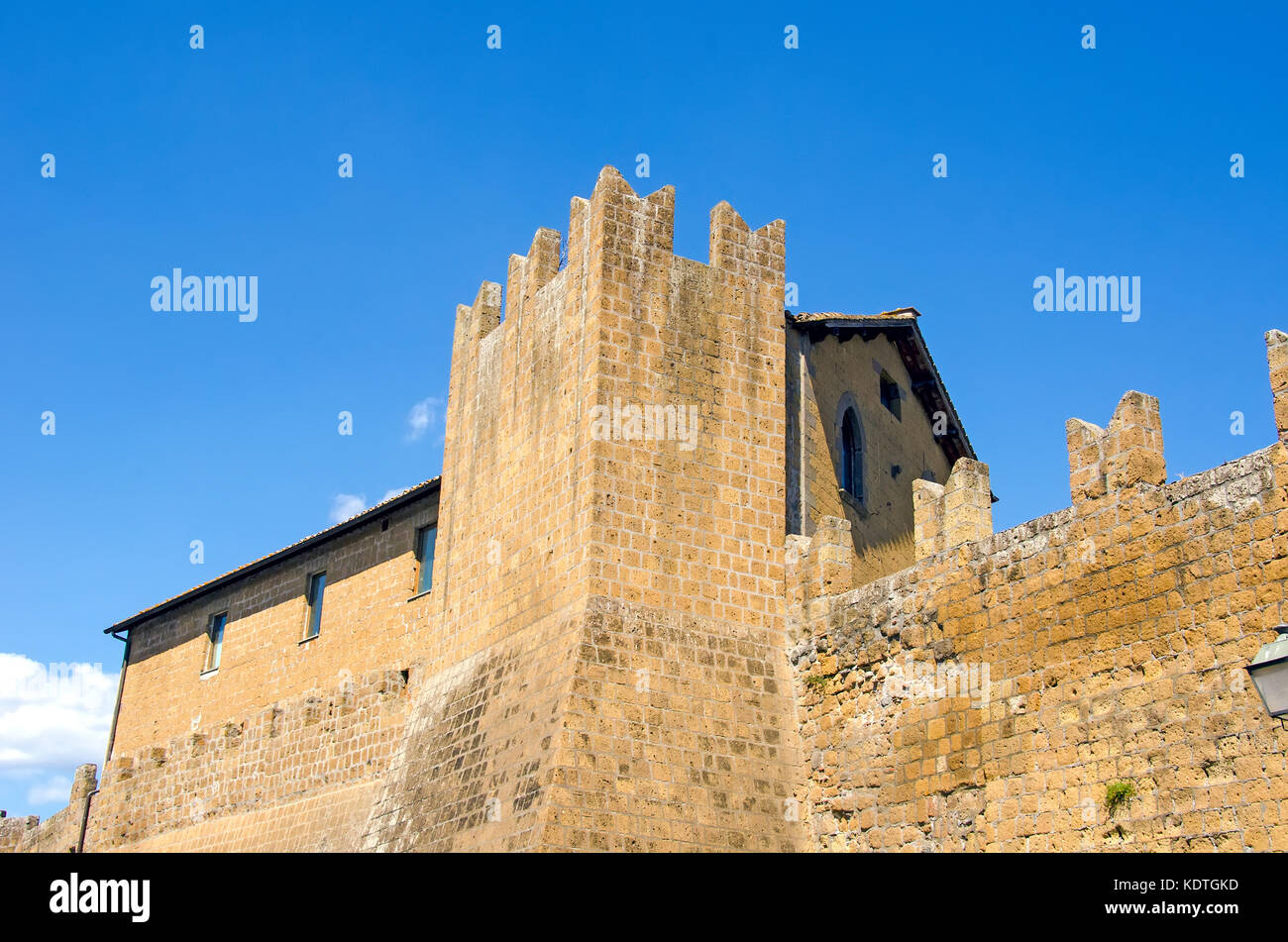 Mura medievali della città e la Torre Tuscania, provincia di Viterbo, Lazio, Italia. Foto Stock