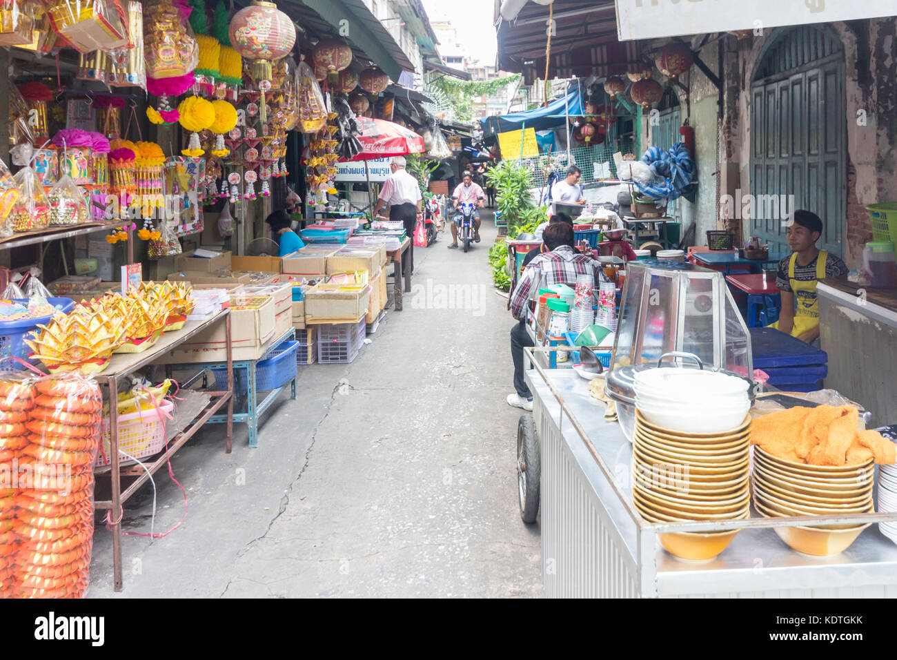 Street a Chinatown, Bangkok, Thailandia con cibo di stallo e negozio di vendita decorazioni Cinesi Foto Stock