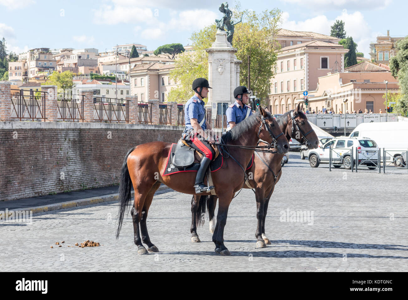 Montato poliziotti di guardia dal Ponte Sant Angelo bridge, Roma, Italia Foto Stock