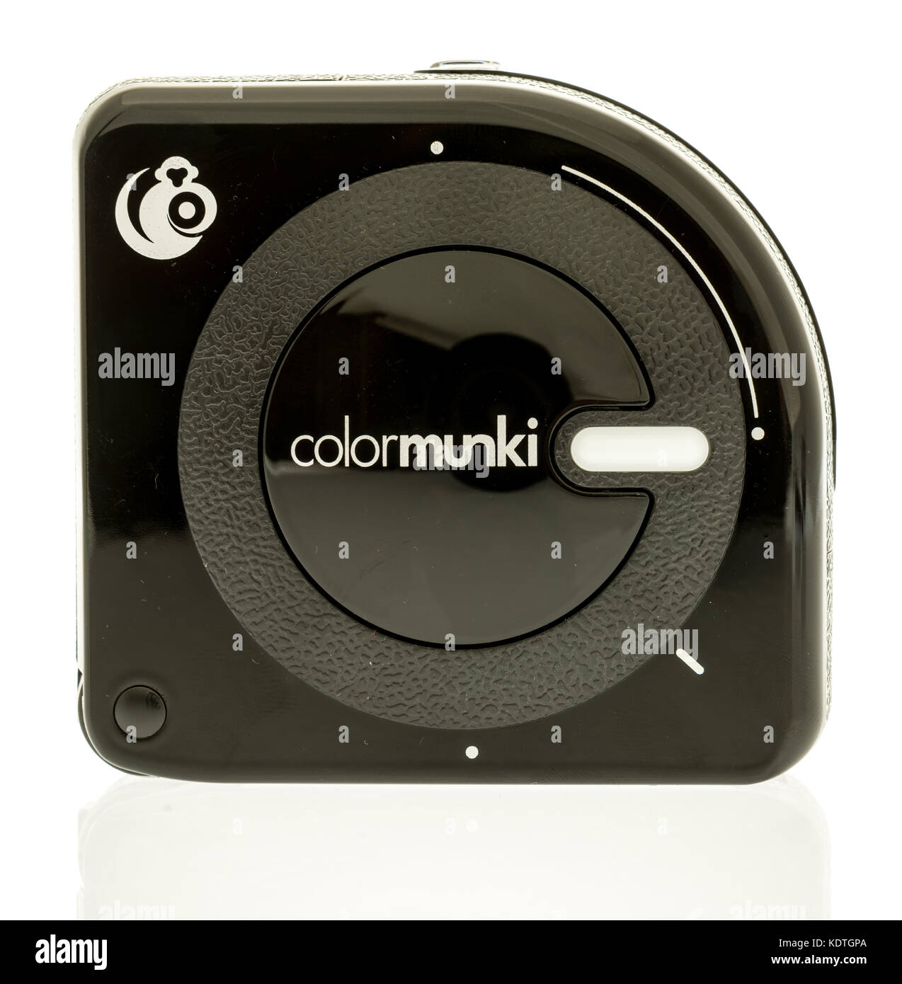 Winneconne, WI - 7 ottobre 2017: Un dispositivo di calibrazione Colornunki Photo che calibra le stampanti e le visualizza su uno sfondo isolato. Foto Stock