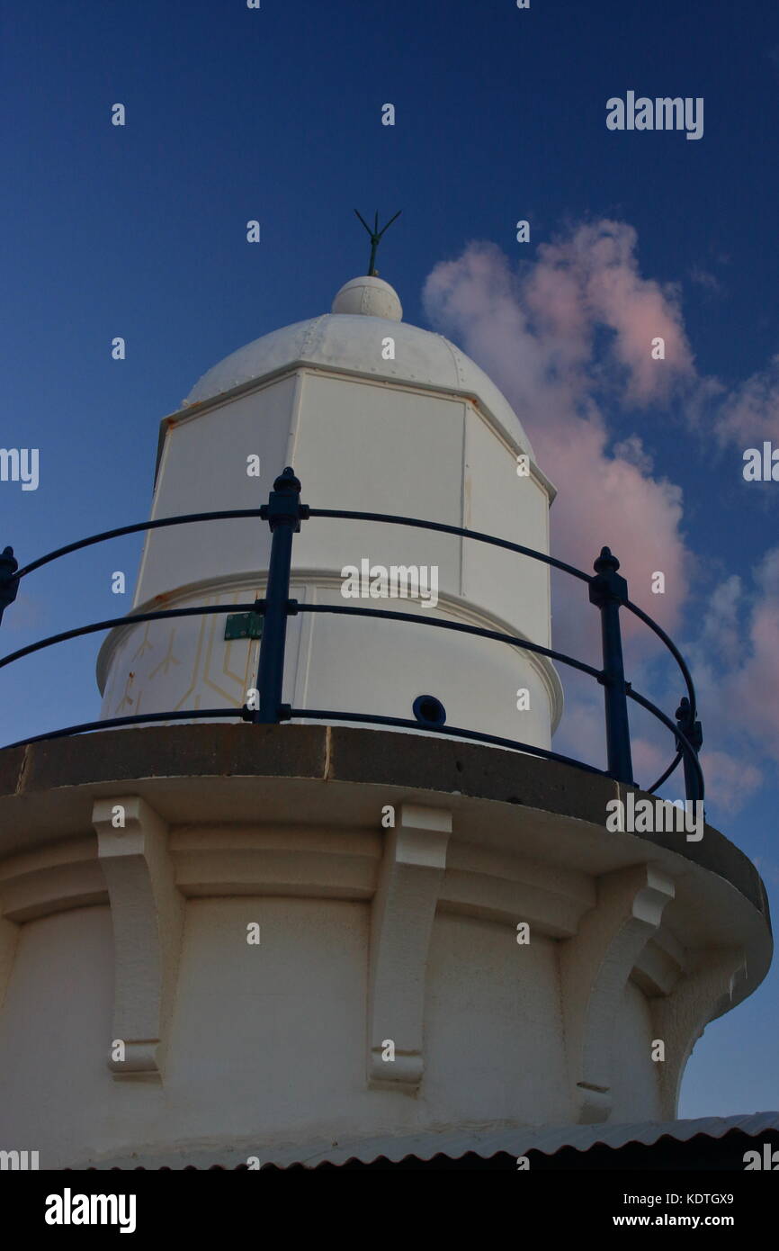 Punto di incollamento Light house vicino a Port Macquarie costruita nel 1879 è un drawcard per migliaia di turisti ogni anno è un ottimo punto di osservazione per la visualizzazione di balene. Foto Stock