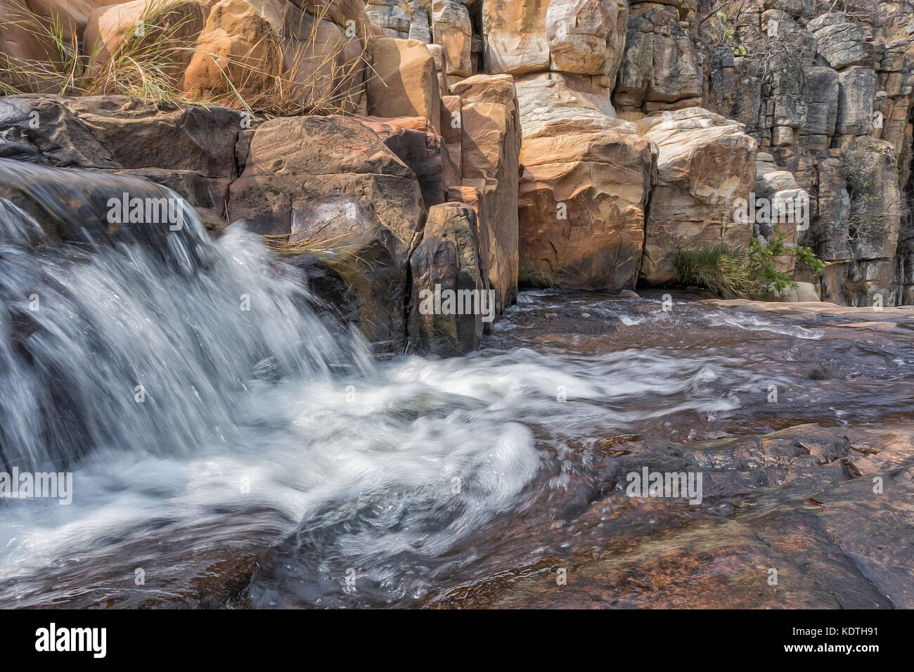 Cascate con rocce nel canyon di leba. angola. lubango. Foto Stock