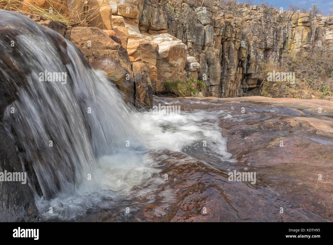 Cascate con rocce nel canyon di leba. angola. lubango. Foto Stock